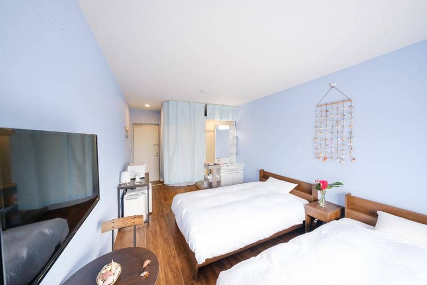 木製の家具とシンプルな装飾が施された、清潔感のある部屋