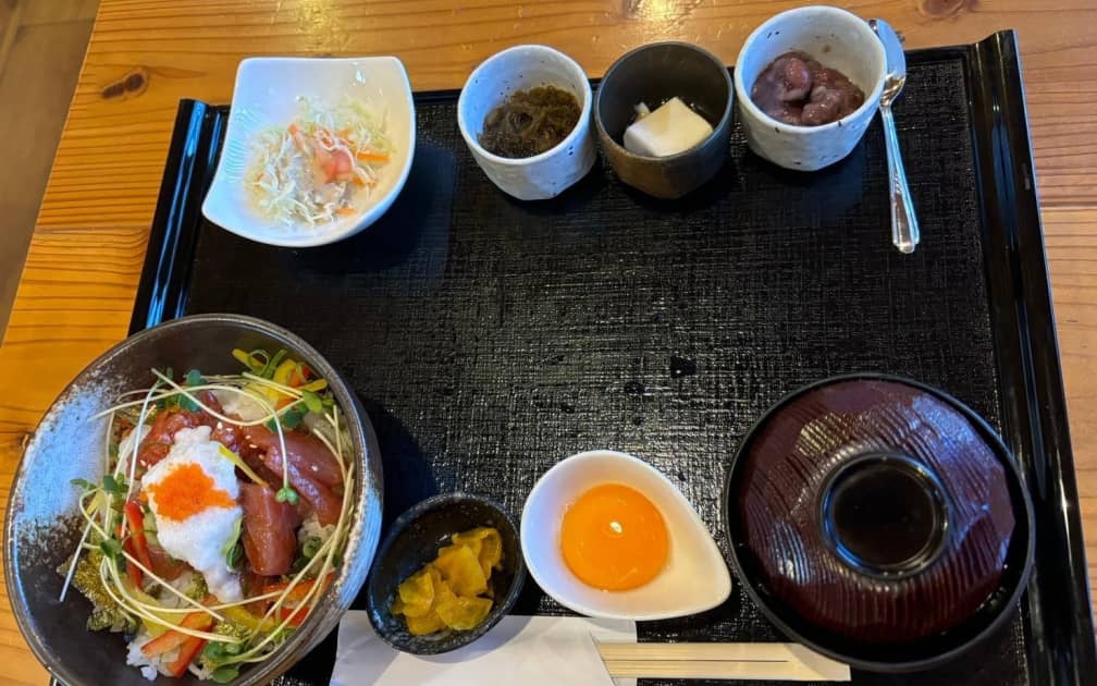 新鮮な刺身が盛られた海鮮丼の定食