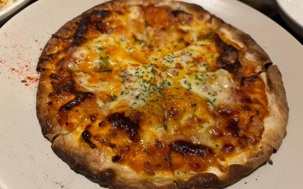 香ばしく焼き上げられたクラストととろけるチーズのピザ