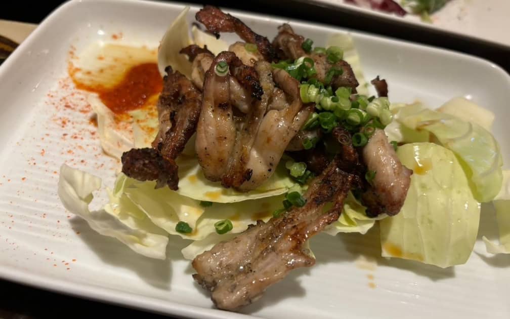 焼いた鳥肉がキャベツとともに盛られた和風の一皿