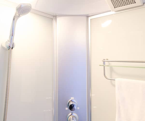 タオルラックが付いた清潔でモダンなシャワールーム