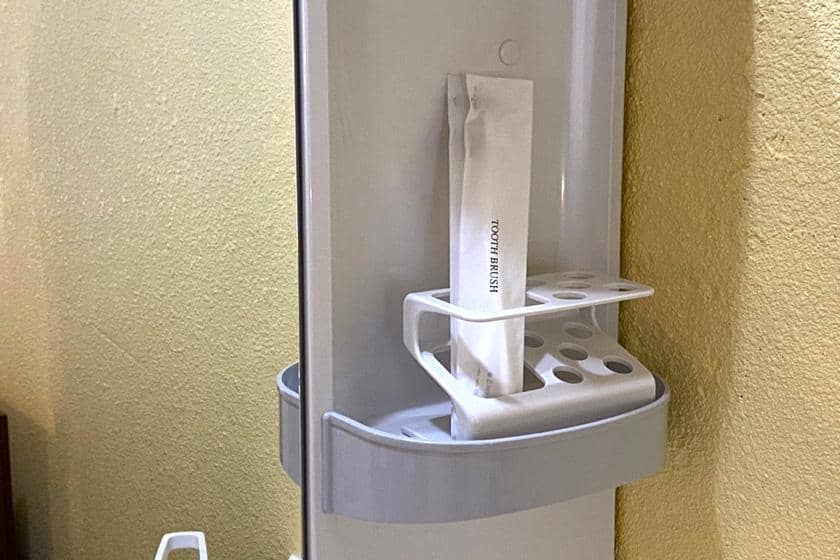  シャワーブース内に備え付けられた歯ブラシセット