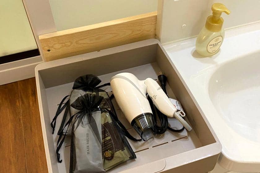 宿泊客用に用意されたトレーに整理されたアメニティ類