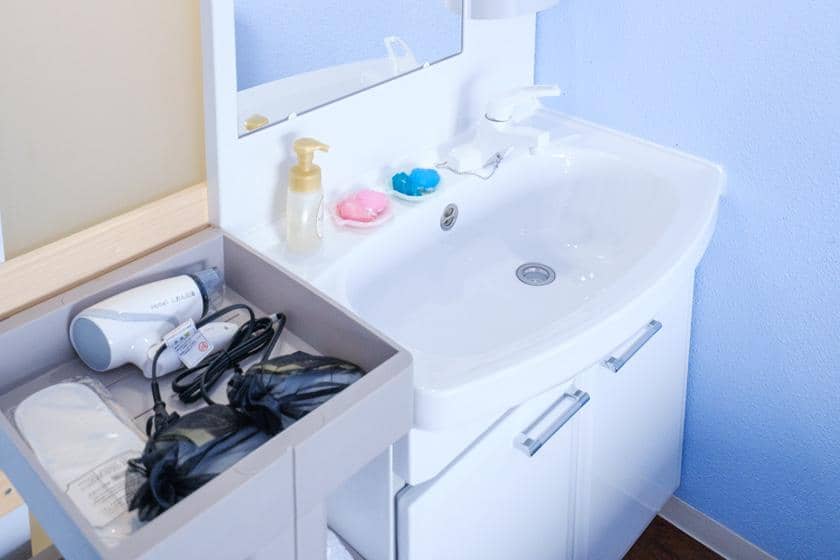 清潔な洗面台とその周辺のアメニティ類が整頓されている