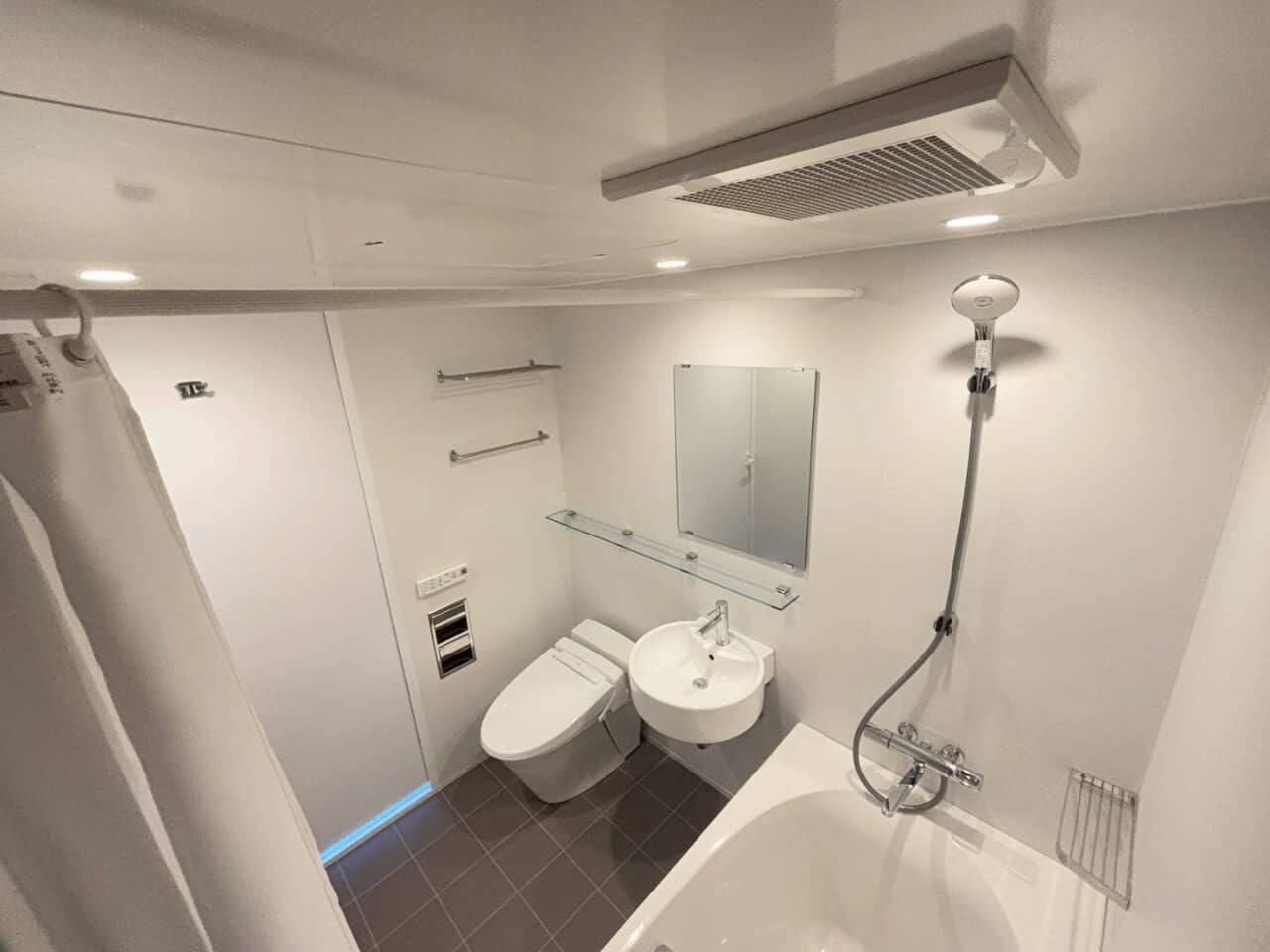 トイレ、洗面台、浴槽が一体化したコンパクトなバスルーム